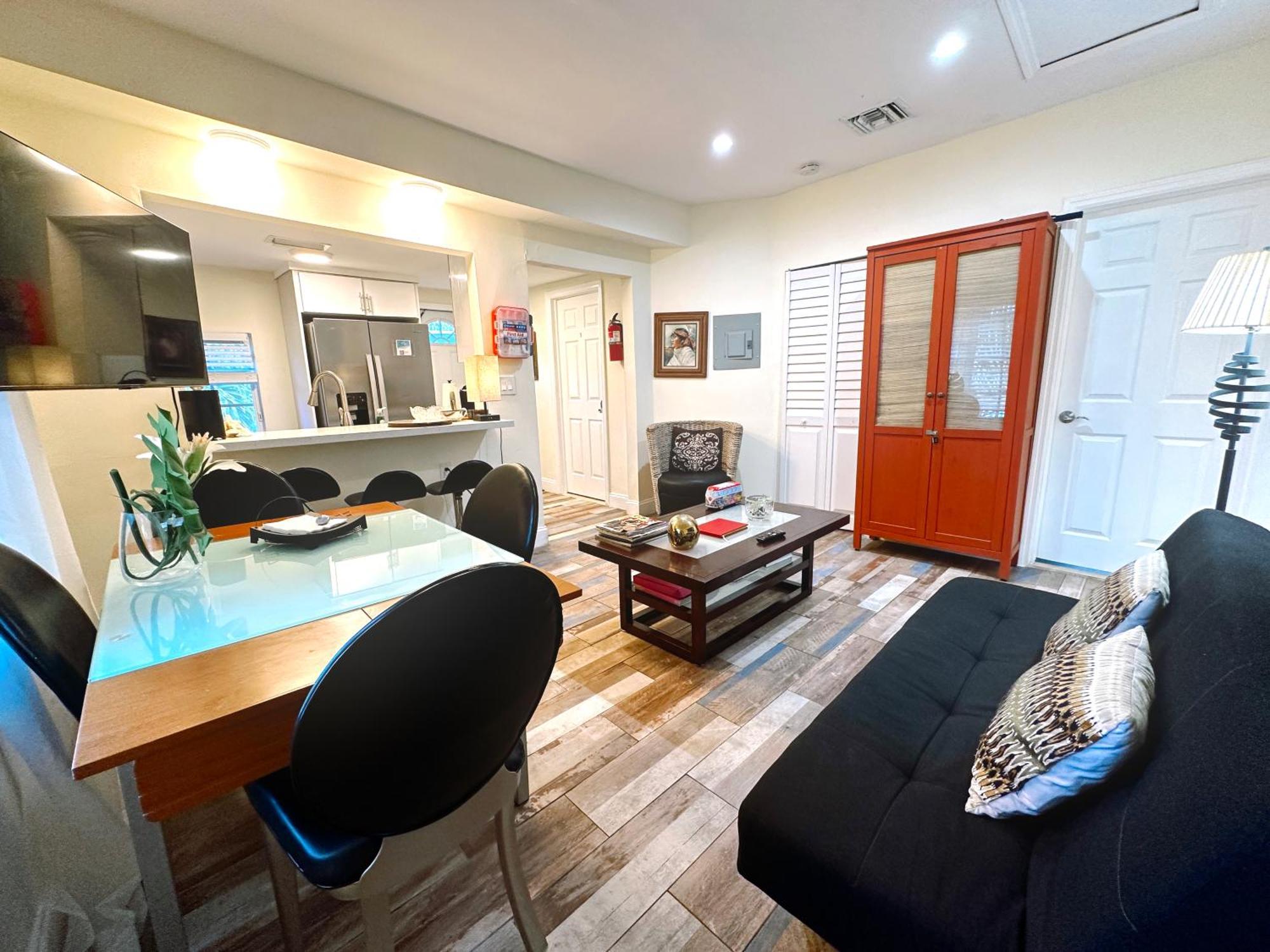 Private Rooms At Miami Centrally Located With Free Parking Екстериор снимка