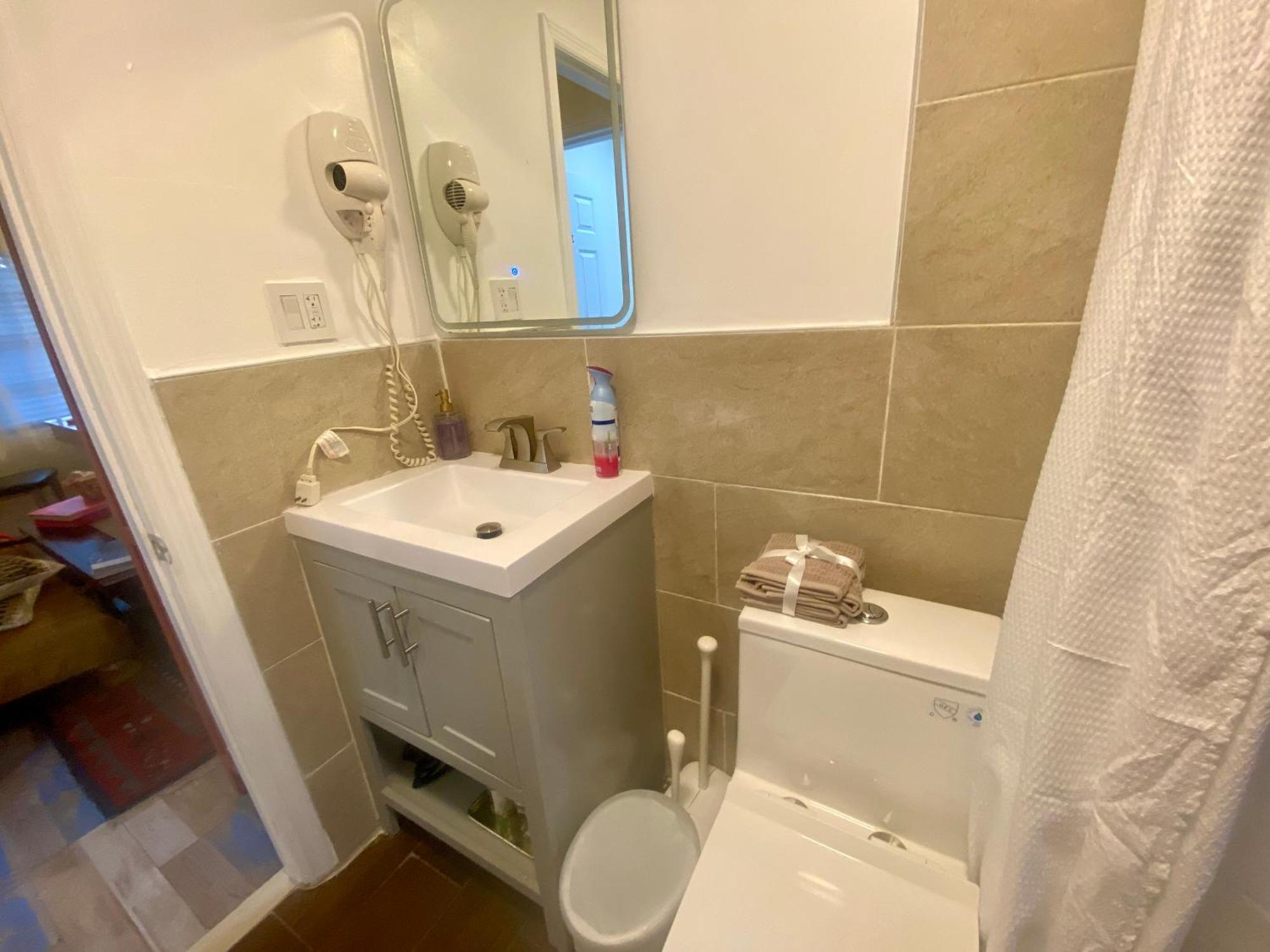 Private Rooms At Miami Centrally Located With Free Parking Екстериор снимка