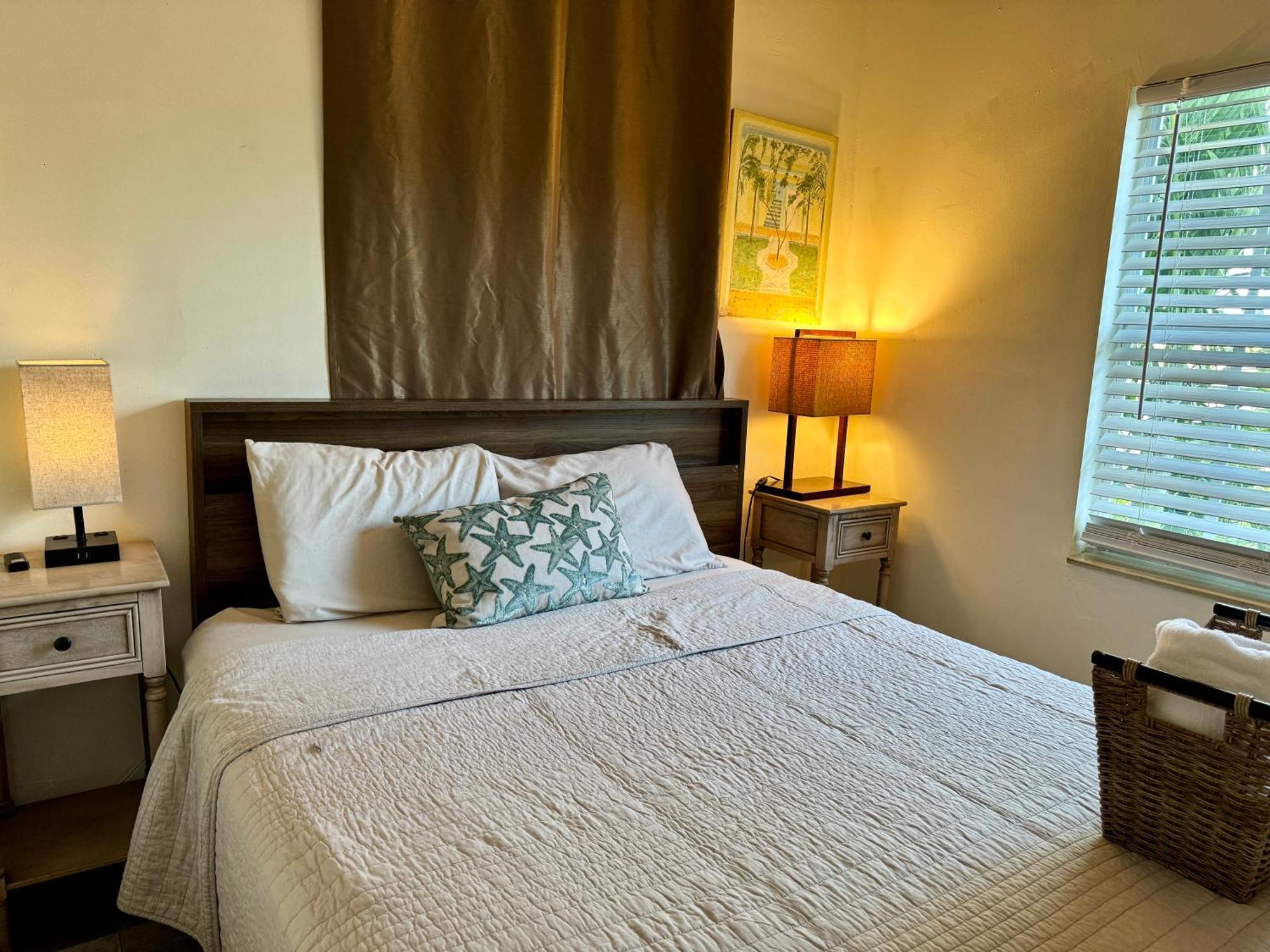 Private Rooms At Miami Centrally Located With Free Parking Екстериор снимка