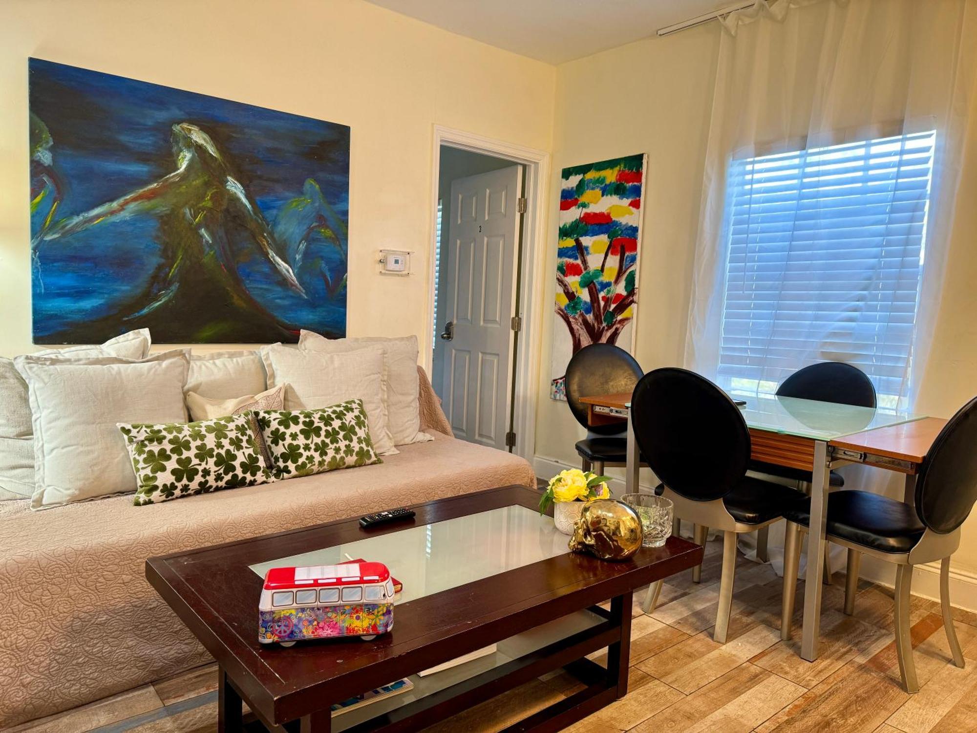 Private Rooms At Miami Centrally Located With Free Parking Екстериор снимка