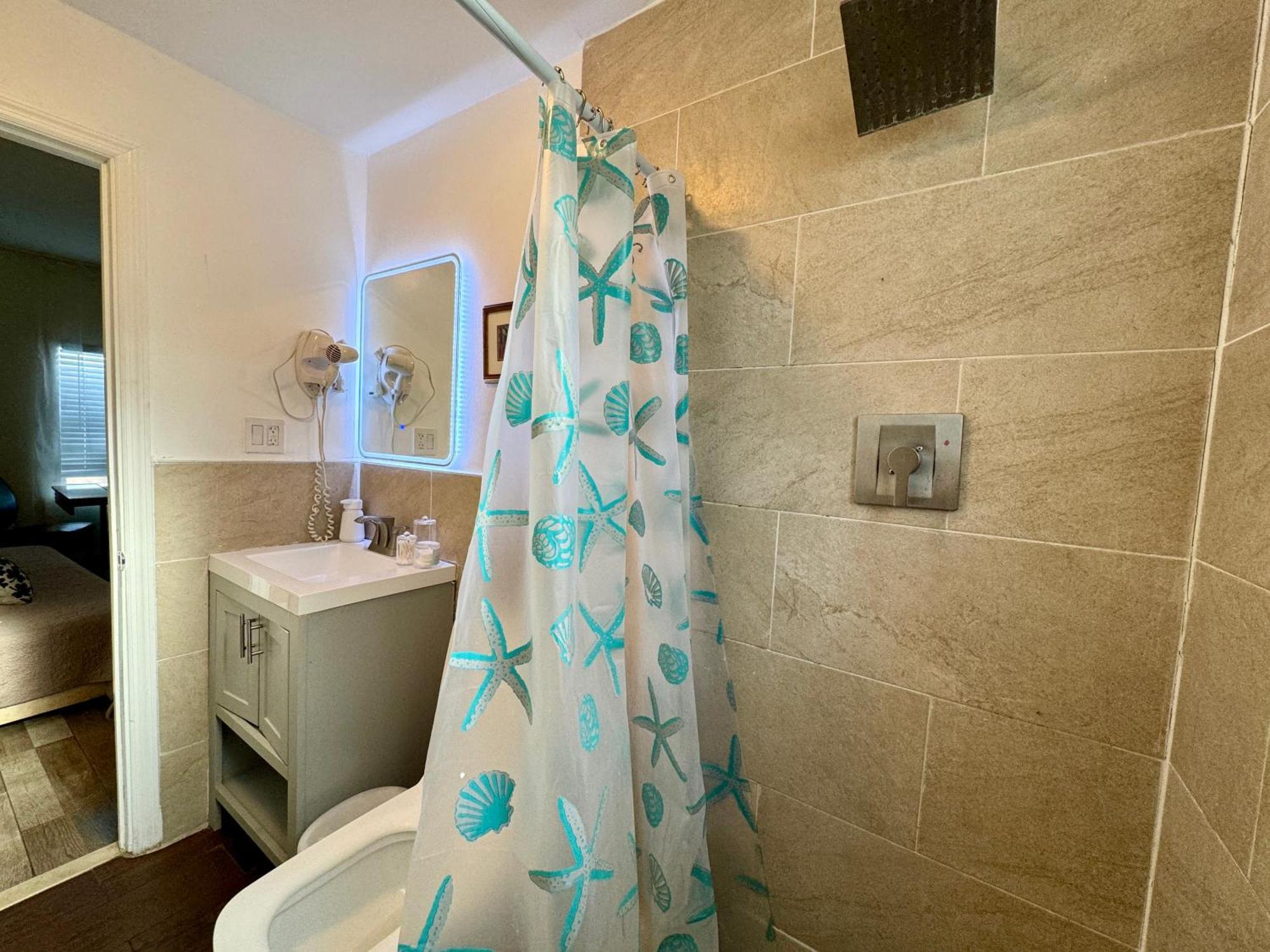 Private Rooms At Miami Centrally Located With Free Parking Екстериор снимка