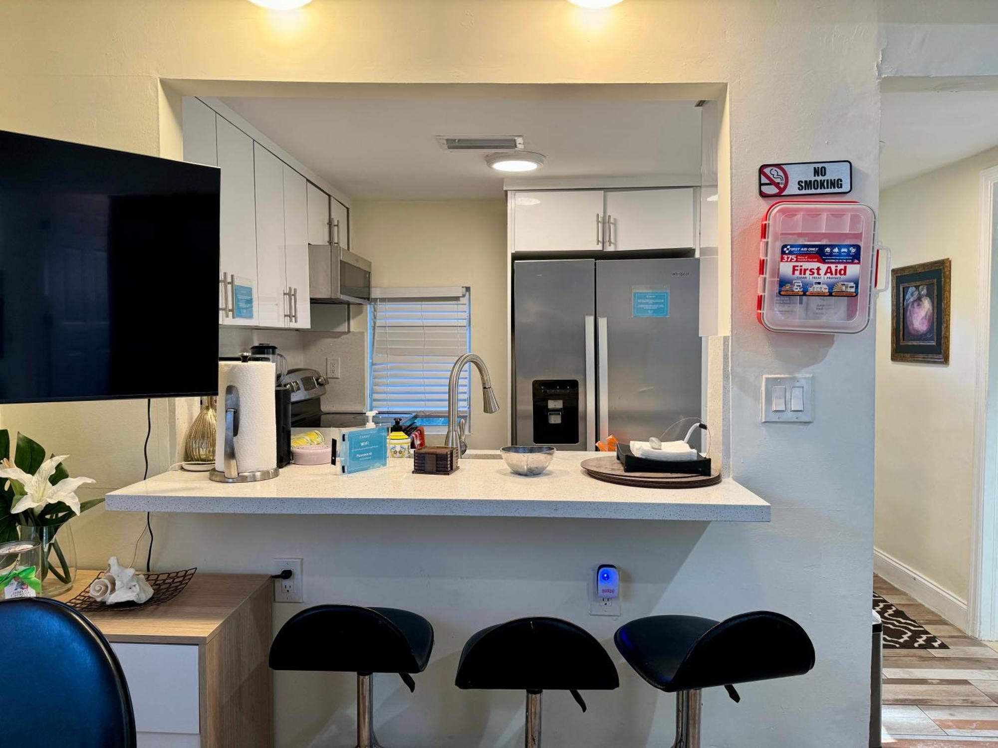 Private Rooms At Miami Centrally Located With Free Parking Екстериор снимка